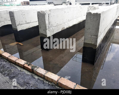 Ponding test effettuato dopo la applicazione di uno strato di impermeabilizzazione di superficie di calcestruzzo. È per assicurarsi che non vi siano più acqua in grado di penetrare il calcestruzzo. Foto Stock