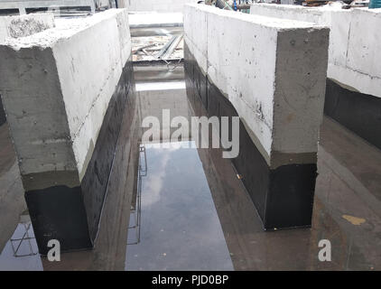 Ponding test effettuato dopo la applicazione di uno strato di impermeabilizzazione di superficie di calcestruzzo. È per assicurarsi che non vi siano più acqua in grado di penetrare il calcestruzzo. Foto Stock