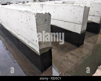 Ponding test effettuato dopo la applicazione di uno strato di impermeabilizzazione di superficie di calcestruzzo. È per assicurarsi che non vi siano più acqua in grado di penetrare il calcestruzzo. Foto Stock