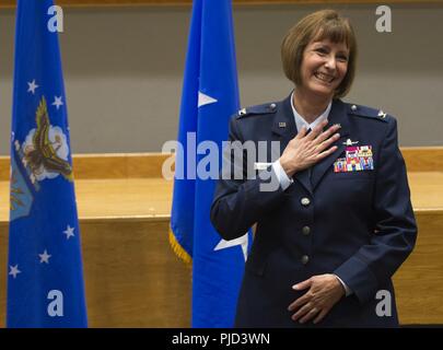 Col. Michelle Hayworth, Forze Aeree Cyber vice comandante, grazie quelli di presenze durante la sua cerimonia di promozione a generale di brigata a base comune San Antonio-Lackland, Texas, Luglio, 16, 2018. In giugno, Hayworth uniti nuovamente AFCYBER dalla Air Force Space Command. In precedenza, aveva servito in AFCYBER, più recentemente come il cyberspazio 688th Wing Commander. Foto Stock