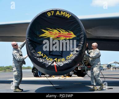 BASE COMUNE DI PEARL HARBOR-HICKAM, Hawaii (Luglio 16, 2018) - 507th Manutenzione aeromobili squadrone di riserva, Tech. Sgt. Shannon Hielscher, impianto idraulico tecnico, e Master Sgt. David Wallis, propulsione meccanica, da Tinker Air Force Base in Oklahoma, installare un coperchio di motore su una KC-135 Stratotanker da Altus Air Force Base in Oklahoma, durante il cerchio del pacifico esercizio luglio 16. Venticinque nazioni, 46 navi, cinque sommergibili e circa 200 aerei e 25.000 personale partecipano RIMPAC dal 27 giugno al 2 agosto in e intorno alle Isole Hawaii e la California del Sud. Il mondo larg Foto Stock