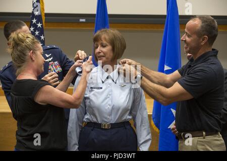 Melissa Swarbrick e Robert Smith posto generale di brigata rank insegne sul loro sorella, Col. Michelle Hayworth, Forze Aeree Cyber vice comandante, durante la sua cerimonia di promozione a base comune San Antonio-Lackland, Texas, Luglio, 16, 2018. In giugno, Hayworth uniti nuovamente AFCYBER dalla Air Force Space Command. In precedenza, aveva servito in AFCYBER, più recentemente come il cyberspazio 688th Wing Commander. Foto Stock