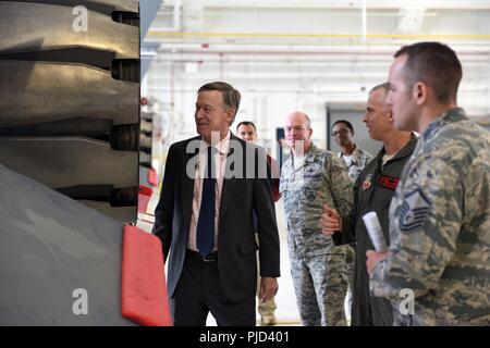 Gov. John Hickenlooper del Colorado, estrema sinistra, riceve una breve su Colorado Air National Guard's F-16 Falcon ha la missione le funzioni dal Col. Brian Turner, secondo da destra, centoquarantesimo Wing Commander, a Buckley Air Force Base in Colorado, luglio 17, 2018. Il centoquarantesimo fornisce la nazione con fighter, airlift e basate nello spazio missile early warning. Foto Stock