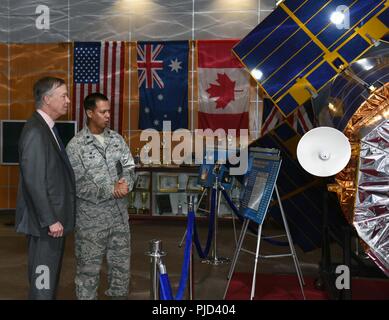 Gov. John Hickenlooper del Colorado, estrema sinistra, riceve un briefing dal Lt. Col. Michael Kruk, xi di avviso dello spazio comandante dello squadrone, sulla base nello spazio di sistema a infrarossi nella missione della stazione di controllo di lobby presso Buckley Air Force Base in Colorado, luglio 17, 2018. Hickenlooper si è incontrato con il totale-force aviatori assegnato al Team Buckley e stato informato su Buckley AFB dell'ampia capacità di missione. Foto Stock