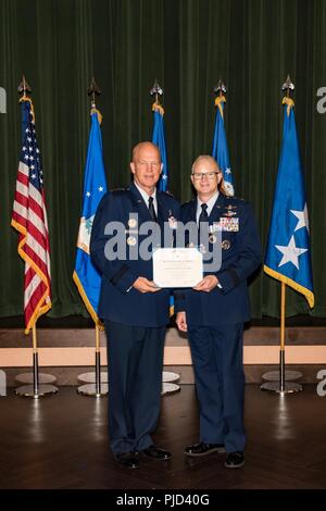 Nel corso di una cerimonia alla base comune San Antonio-Lackland, Texas, luglio 17, 2018 gen. Jay Raymond, comandante della Air Force Space Command, presenta il Mag. Gen. Chris Weggeman con il Distinguished Service Medal per il suo servizio come ventiquattresimo Air Force commander. Durante la cerimonia, Weggeman rinunciato a comando per il Mag. Gen. Robert Skinner e XXIV AF spostato dalla Air Force Space Command per il combattimento aereo il comando. Foto Stock