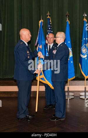 Gen. Jay Raymond, comandante della Air Force Space Command, accetta la ventiquattresima Air Force guidon da magg. Gen. Chris Weggeman come egli rinuncia a comando durante una cerimonia a base comune San Antonio-Lackland, Texas, 17 luglio 2018. Durante la cerimonia, il Mag. Gen. Robert Skinner ha accettato il comando del XXIV Air Force, come contemporaneamente spostato dalla Air Force Space Command per il combattimento aereo il comando. Foto Stock