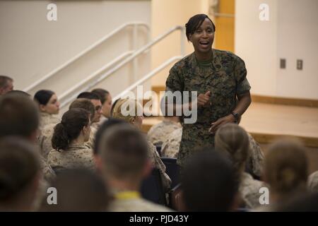 Sgt. Il Mag. Robin C. Fortner, il Marine Corps Systems Command sergente maggiore, parla a circa 200 studenti sulla leadership e attività di Mentor durante il Marine Corps Reclutamento del comando 2018 Estate leadership e sviluppo di carattere Academy a bordo Marine Corps base Quantico, Virginia, luglio 18. Gli studenti ammessi in accademia sono stati selezionati accuratamente da un consiglio di amministrazione di Marines che guardare per trovare i partecipanti con simili tratti caratteriali come Marines. Ispirato al Marine Corps' terzo promessa di sviluppare la qualità di cittadini, il programma è stato progettato per stimolare e sviluppare la nazione del top-esecuzione hig Foto Stock