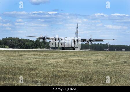 Un C-130 Hercules da Bradley Air Force Base, East Granby, Connecticut, dimostra la loro capacità di eseguire a tocco e andare in un ambiente DOMOPS durante il Patriot Nord 18 al campo Volk, Wis., 17 luglio 2018. PATRIOT è un nazionale di operazioni di disaster-risposta esercizio di formazione condotta dalla Guardia Nazionale di unità di lavoro federali, statali e locali di gestione delle emergenze le agenzie e i soccorritori. Foto Stock