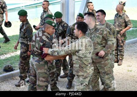 Stati Uniti Paracadutisti dell'esercito assegnato a 173rd Brigata Aerea e i paracadutisti francesi durante la base multinazionale airborne addestramento di aggiornamento al settimo Esercito di formazione del comando di Vicenza, Airborne Refresher Training Facility alla Caserma del Din, Vicenza, Italia, Luglio 18, 2018. La combinazione di esercizio mostra la multinazionale la capacità di costruzione della comunità in volo e il airborne nazioni alleate collettivamente e focalizzata sul miglioramento della NATO gli standard operativi e di sviluppo delle singole competenze tecniche Foto Stock