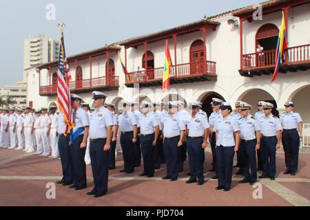 Guardacoste Hamilton membri di equipaggio stand ad attenzione Luglio 23, 2018 durante la cerimonia inaugurale a vela Cartagena de Indias 2018 a Cartagena, Colombia. L'equipaggio di Hamilton ha rappresentato gli Stati Uniti a vela Cartagena de Indias 2018. Foto Stock