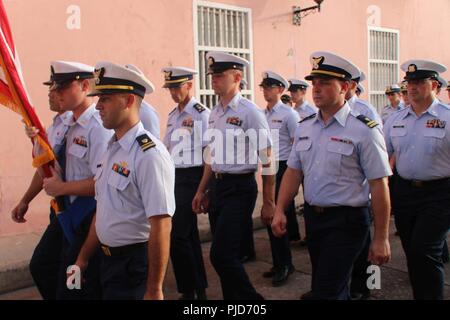 Guardacoste Hamilton membri di equipaggio marzo lungo le strade della città vecchia Cartagena Luglio 23, 2018 durante la vela Cartagena de Indias 2018 festeggiamenti a Cartagena, Colombia. L'equipaggio di Hamilton ha rappresentato gli Stati Uniti a vela Cartagena de Indias 2018. Foto Stock