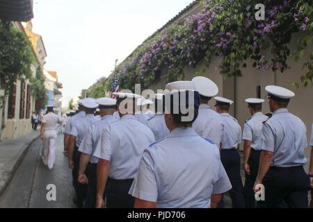 Guardacoste Hamilton membri di equipaggio marzo lungo le strade della città vecchia Cartagena Luglio 23, 2018 durante la vela Cartagena de Indias 2018 festeggiamenti a Cartagena, Colombia. L'equipaggio di Hamilton ha rappresentato gli Stati Uniti a vela Cartagena de Indias 2018. Foto Stock