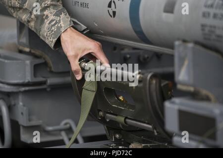 Air Force Staff Sgt. Joshua Baker, 477th Manutenzione aeromobili squadrone carico di armi capo equipaggio, sposta il carico adattatore nell'aria di intercettare il missile-120 mezzo avanzato missile air-air in preparazione per la F-22 carico di armi la formazione a base comune Elmendorf-Richardson, Alaska, 15 luglio, 2018. La AIM-120 AMRAAM ha un peso di 358 libbre e può avviare ad una velocità supersonica. Foto Stock