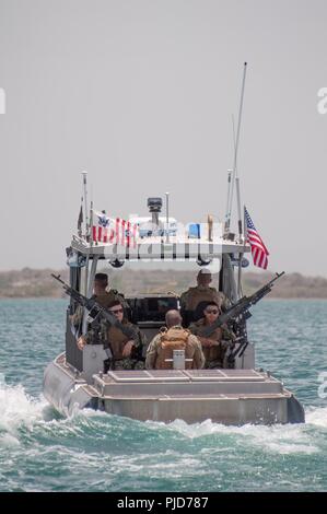 Costa guardie dalla porta unità di sicurezza 309 waterside division a bordo di un 32-piede trasportabile sicurezza porta barca per un anti-terrorismo forza di protezione pattuglia di missione al largo della Baia di Guantanamo, Cuba, a sostegno del funzionamento della libertà sentinella, luglio 23, 2018. Psu servire come anti-terrorismo forza expeditionary protezione unità con barca equipaggi e shore-lato i team di sicurezza in grado di supportare il porto navigabile e sicurezza ovunque l'opera militare. Stati Uniti Coast Guard Foto Stock