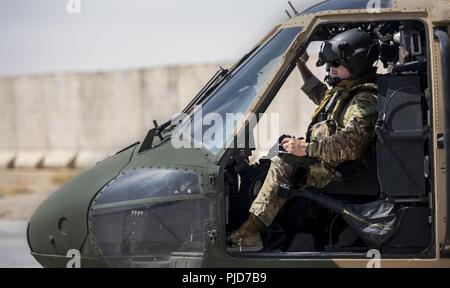 KANDAHAR AIRFIELD, Afghanistan (Luglio 22, 2018) -- il pilota americano di uh-60un Black Hawk assegnato all'aria 438th ala Expeditionary come una parte del treno, consigliare e assistere Command-Air (TAAC-aria) a Kandahar Airfield, Afghanistan, scrive informazioni aggiuntive prima del volo di formazione sulla luglio 22, 2018. La missione di TAAC-aria è di addestrare, consigliare e assistere i partner afghani a sviluppare un professionista, capace e afghane sostenibile Air Force. Foto Stock