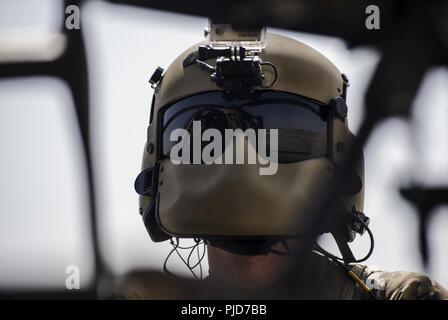 KANDAHAR AIRFIELD, Afghanistan (Luglio 22, 2018) -- Un U.S. capo equipaggio di un UH-60un Black Hawk assegnato all'aria 438th ala Expeditionary come una parte del treno, consigliare e assistere Command-Air (TAAC-aria) a Kandahar Airfield, Afghanistan, controlli la sua marcia prima del volo di formazione sulla luglio 22, 2018. La missione di TAAC-aria è di addestrare, consigliare e assistere i partner afghani a sviluppare un professionista, capace e afghane sostenibile Air Force. Foto Stock