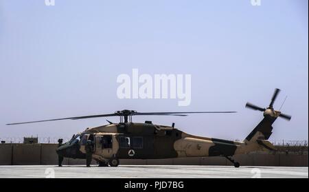 KANDAHAR AIRFIELD, Afghanistan (Luglio 22, 2018) -- Un Afghan Air Force air equipaggio di un UH-60un Black Hawk assegnato alla seconda ala esercito nazionale afghano a Kandahar Airfield, Afghanistan, si prepara per una missione di addestramento sulla luglio 22, 2018. La missione di TAAC-aria è di addestrare, consigliare e assistere i partner afghani a sviluppare un professionista, capace e afghane sostenibile Air Force. Foto Stock