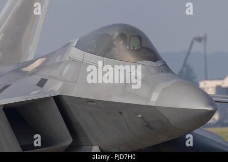 Un F-22 Raptor taxi verso il basso la Flightline a Yokota Air Base, Giappone, 17 luglio 2018. La F-22 Raptor è una quinta generazione di fighter incorporante la quarta generazione di tecnologia stealth, radicale capacità di manovra, la possibilità di volare a velocità supersonica senza postcombustione e pilota senza precedenti la consapevolezza situazionale e rendendo più dominante e funzioni avanzate di superiorità aerea fighter nel mondo. Foto Stock