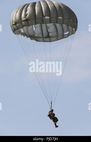 Stati Uniti Paracadutista esercito scende su Preston nella zona di caduta, Fort Gordon Ga., 14 luglio 2018. Paracadutisti condurre le operazioni di volo per mantenere airborne proficiency Foto Stock