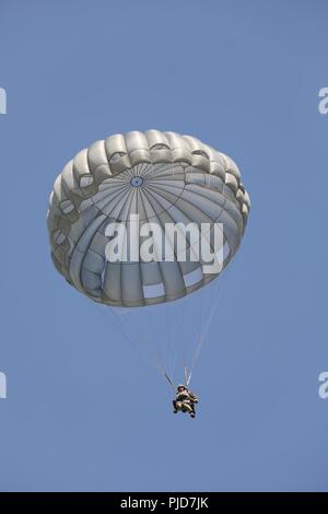 Stati Uniti Paracadutista esercito scende su Preston nella zona di caduta, Fort Gordon Ga., 14 luglio 2018. Paracadutisti condurre le operazioni di volo per mantenere airborne proficiency Foto Stock