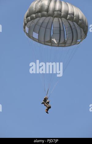 Stati Uniti Paracadutista esercito scende su Preston nella zona di caduta, Fort Gordon Ga., 14 luglio 2018. Paracadutisti condurre le operazioni di volo per mantenere airborne proficiency Foto Stock