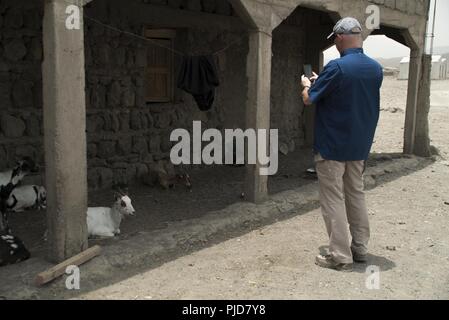 Un U.S. Soldato dell'esercito assegnato a 404 gli affari civili battaglione prende le immagini del bestiame durante la conduzione di un sondaggio a vista per determinare dove impostare una clinica in Galafi, Gibuti, 16 luglio 2018. Il veterinario la missione di assistenza è destinato a rafforzare le capacità degli enti locali gli operatori di salute animale, garantire la mandria degli animali benessere e rafforzare il settore agricolo e la stabilità economica, mentre la promozione di relazioni positive tra Stati Uniti e nazioni partner. Foto Stock