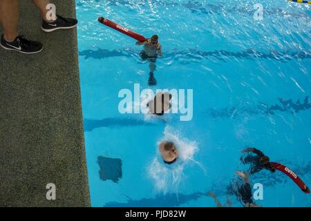 Grandi laghi, Ill. (Luglio 18, 2018) reclute completare un platform jump druing una terza classe di qualifica nuotare presso la USS Indianapolis piscina al reclutamento di formazione di comando (RTC). Le reclute sono tenuti a superare il criterio in modo da poter graduare a piacere da boot camp include un 10-piede salto di piattaforma, 50 metri nuotata e in cinque minuti un soggetto galleggiante. Circa 38,000-40,000 reclute graduate annualmente da RTC. Foto Stock