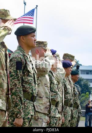 Ufficiali della 96comando di truppa, Washington esercito nazionale del riparo e del xv Royal Reggimento Malay, 3° Divisione, malese esercito, salute durante la cerimonia di chiusura dell esercizio sciopero Keris 2018, 3 Agosto, 2018. Sciopero Keris 2018 è un esercizio bilaterale tra gli Stati Uniti e la Malaysia che si concentra sul disastro umanitario soccorsi. Foto Stock