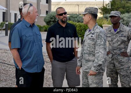 Louis Garland e Clayton Garland, decedents del tardo Chief Warrant Officer Louis F. Garland, incontrare con gli Stati Uniti Air Force Ricky Mills, xvii formazione Wing Commander e Chief Master Sgt. Lavor Kirkpatrick, xvii comando TRW chief, a norma edificio marrone su Goodfellow Air Force Base in Texas, 13 luglio 2018. Mills si è incontrato con le ghirlande prima del loro tour del Louis F. Garland Dipartimento della Difesa Fire Academy. Foto Stock