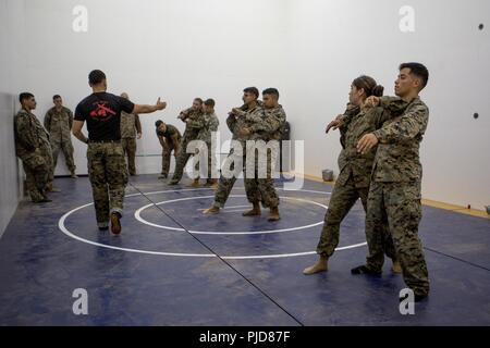 Stati Uniti Marines con scopi speciali Air-Ground Marine Task Force-Crisis Response-Africa partecipare ad un Marine Corps Arti Marziali Corso con istruttore in Morón Air Base, Spagna, 17 luglio 2018. SPMAGTF-CR-AF dispiegato per condurre una crisi-risposta e il teatro delle operazioni di sicurezza in Europa e in Africa. Foto Stock