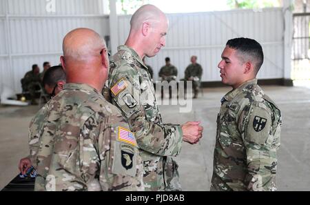 La 101st comando di truppa, 130Battaglione ingegnere ha celebrato un cambiamento di cerimonia di comando e una cerimonia di premiazione presso il Camp Santiago, Salinas, Puerto Rico, 21 luglio. Durante la modifica del comando cerimonia, Lt. Col. Kevin P. Crawford rinunciato alla sua posizione come la 130comandante del Battaglione per grandi Edil Velázquez che divenne la recitazione comandante del battaglione come un risultato di questa parte dell'evento. Entrambe le cerimonie hanno avuto luogo presso il teatro strutture dove tutto rosso 130guidons sorgeva tall durante l'evento. La cerimonia di premiazione è stata dedicata alla Citizen-Soldiers dal battaglione che ha lavorato come p Foto Stock