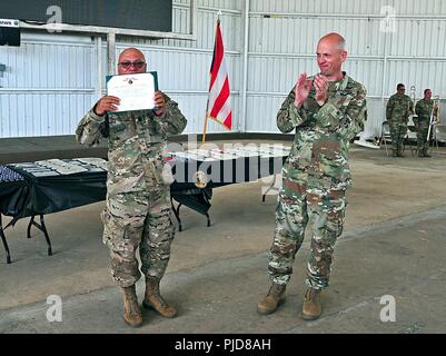 La 101st comando di truppa, 130Battaglione ingegnere ha celebrato un cambiamento di cerimonia di comando e una cerimonia di premiazione presso il Camp Santiago, Salinas, Puerto Rico, 21 luglio. Durante la modifica del comando cerimonia, Lt. Col. Kevin P. Crawford rinunciato alla sua posizione come la 130comandante del Battaglione per grandi Edil Velázquez che divenne la recitazione comandante del battaglione come un risultato di questa parte dell'evento. Entrambe le cerimonie hanno avuto luogo presso il teatro strutture dove tutto rosso 130guidons sorgeva tall durante l'evento. La cerimonia di premiazione è stata dedicata alla Citizen-Soldiers dal battaglione che ha lavorato come p Foto Stock