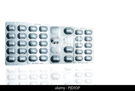 Foglio di alluminio argentato blister isolati su sfondo bianco. Industria del packaging farmaceutico. I prodotti farmaceutici. Farmaco antibiotico resistenza. La SIF Foto Stock