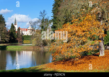 Repubblica ceca, PRUHONICE - Ott 22, 2016: castelli rinascimentali e il suo parco, Pruhonice vicino a Praga, Repubblica Ceca. UNESCO protetti. Foto Stock