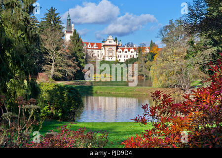 Repubblica ceca, PRUHONICE - Ott 22, 2016: castelli rinascimentali e il suo parco, Pruhonice vicino a Praga, Repubblica Ceca. UNESCO protetti. Foto Stock