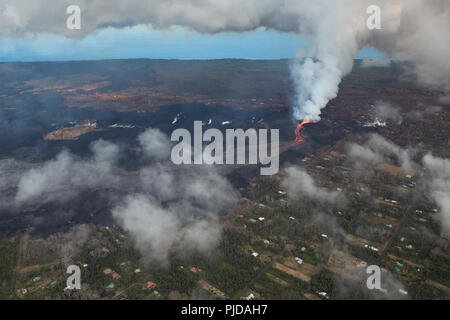 Vista aerea del vulcano Kilauea est Zona di rift sta scoppiando hot lava dalla fessura 8 in Leilani Estates area residenziale nei pressi di Pahoa, Hawaii Foto Stock