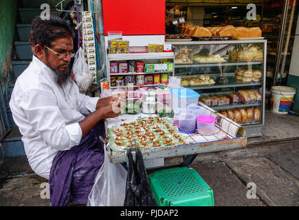 Yangon, Myanmar - Febbraio 1, 2016. La vendita di betel leaf al mercato di Yangon, Myanmar. Masticare betel dado è uno dei più popolari tradizioni in Myanmar. Foto Stock