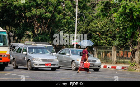 Yangon, Myanmar - Feb 26, 2016. Strada di Yangon, Myanmar. Per molti anni, le moto sono state vietate in Yangon. Foto Stock