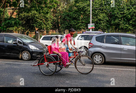 Yangon, Myanmar - Feb 26, 2016. Strada di Yangon, Myanmar. Per molti anni, le moto sono state vietate in Yangon. Foto Stock