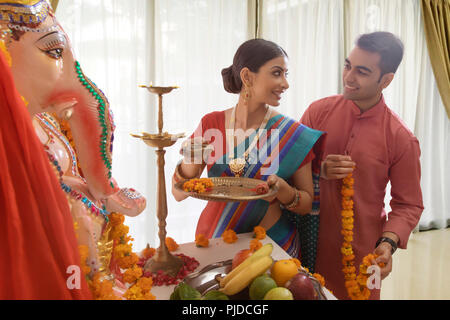 Il marito e la moglie decorazione per il ganesh chaturthi pooja Foto Stock