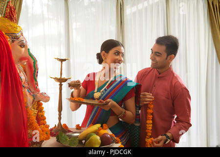 Il marito e la moglie decorazione per il ganesh chaturthi pooja Foto Stock