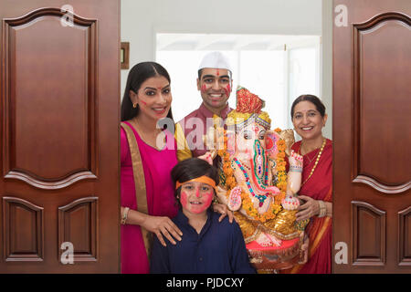 Famiglia tenendo fuori Ganpati per immersione in occasione del Ganesh Chaturthi Foto Stock