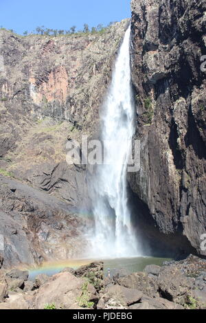 Australia la cascata più alto- Wallaman cade nel Queensland. Sorge 286m alta e nel bel mezzo della giornata, un vicino-360 grado arcobaleno è visibile. Foto Stock