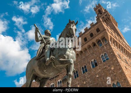 Vista del XIV secolo del Palazzo Vecchio con la sua torre merlata Foto Stock