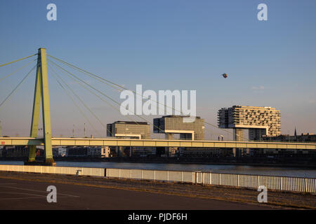 L torre a forma di blocchi chiamati gru flessibile (Kranhaus) lungo il fiume Reno a Colonia in Germania. Foto Stock
