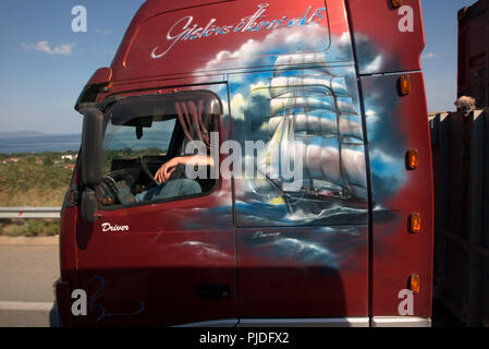 Driver del carrello guida di un carrello decorata con una immagine di una nave a vela in mare mosso. Foto Stock