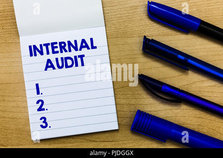 La scrittura della nota mostra di audit interno. Business photo vetrina valuta l'efficacia dei controlli e dei processi. Foto Stock