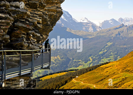 Esposto sentiero di montagna sopra l abisso, prima scogliera a piedi da Tissot, Grindelwald, Berness bernese, Svizzera Foto Stock