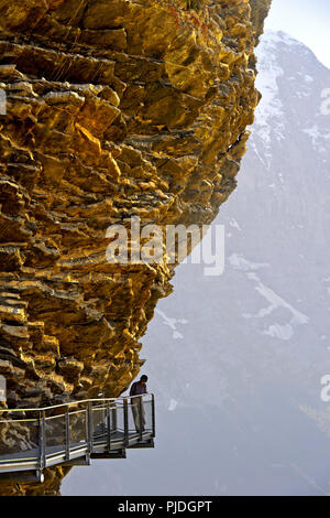 Esposto sentiero di montagna sopra l abisso, prima scogliera a piedi da Tissot, Grindelwald, Berness bernese, Svizzera Foto Stock