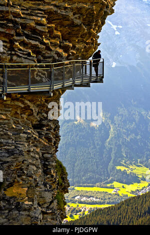 Esposto sentiero di montagna sopra l abisso, prima scogliera a piedi da Tissot, Grindelwald, Berness bernese, Svizzera Foto Stock